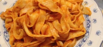 Pappardelle de pasta fresca casera con salsa boloñesa