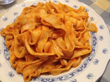 Pappardelle de pasta fresca casera con salsa boloñesa