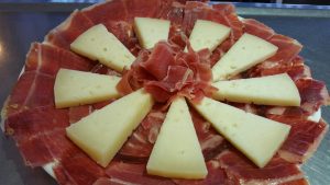 El popular queso del Moriles, y su excelente jamón, no deben faltar en las mesas