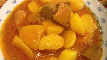 Guiso marinero de patatas y atún fresco