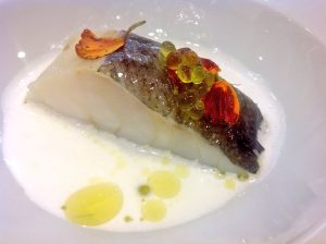 El bacalao confitado, en gazpachuelo y perlas de aove.